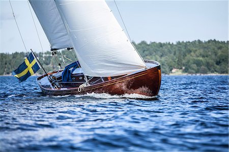 swedish flag - Sailing boat on lake Stockbilder - Premium RF Lizenzfrei, Bildnummer: 6102-08994939