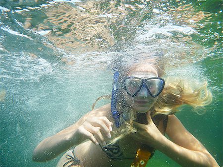 plongée sous-marine - Girl swimming in scuba mask Photographie de stock - Premium Libres de Droits, Code: 6102-08995094