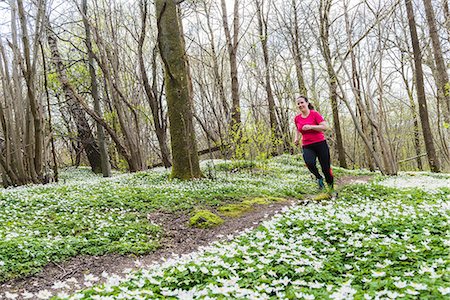 simsearch:6102-08994936,k - Woman running in spring forest Photographie de stock - Premium Libres de Droits, Code: 6102-08995002