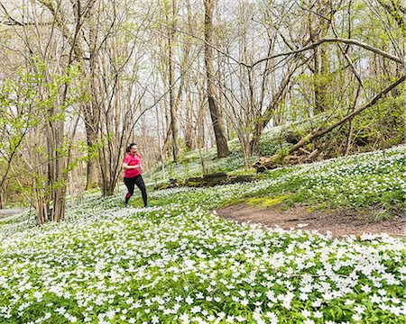 simsearch:6102-08994936,k - Woman running in spring forest Photographie de stock - Premium Libres de Droits, Code: 6102-08995004