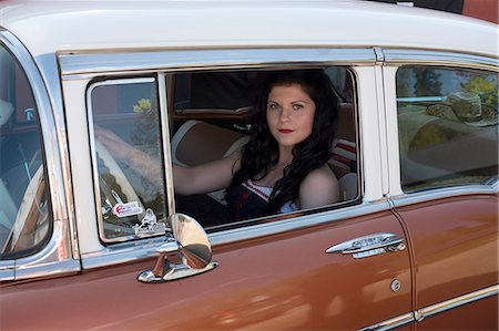 simsearch:6102-08559110,k - Woman in vintage car Foto de stock - Sin royalties Premium, Código: 6102-08995029