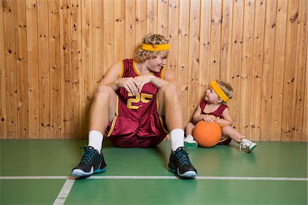 A tall and a short basketplayer Photographie de stock - Premium Libres de Droits, Code: 6102-08995352