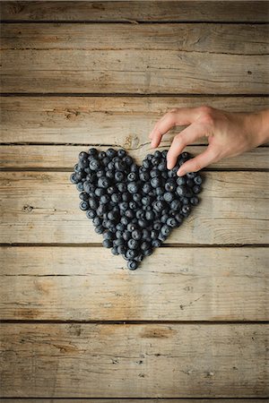 simsearch:6102-08882089,k - Hand making heart out of blueberries Stock Photo - Premium Royalty-Free, Code: 6102-08995455