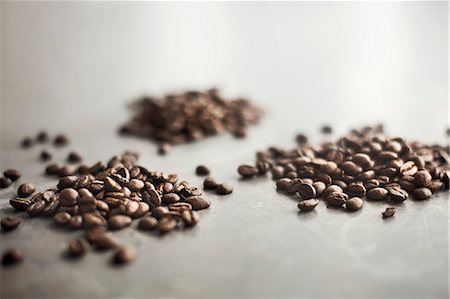 simsearch:6102-08994701,k - Piles of coffee beans Photographie de stock - Premium Libres de Droits, Code: 6102-08995461