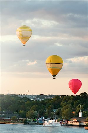 simsearch:6102-06374586,k - Hot air balloons above harbor Stockbilder - Premium RF Lizenzfrei, Bildnummer: 6102-08995479