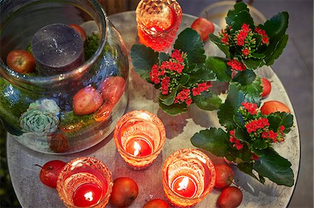 simsearch:6102-08271281,k - Red candles and flowers on table Stock Photo - Premium Royalty-Free, Code: 6102-08995541