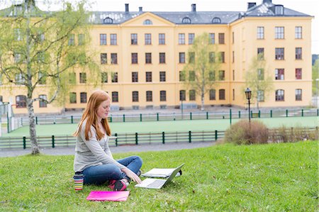 simsearch:6102-08942408,k - Teenage girl on lawn using laptop Stockbilder - Premium RF Lizenzfrei, Bildnummer: 6102-08995557