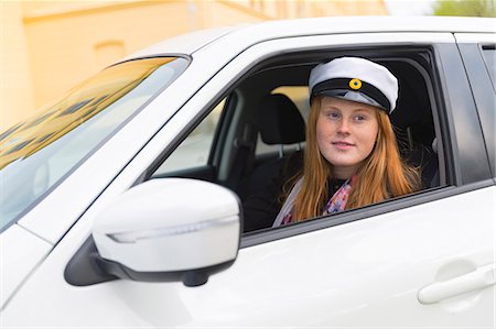 drivers licence - Girl wearing graduation cap in car Photographie de stock - Premium Libres de Droits, Code: 6102-08995560