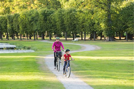 simsearch:6102-08995585,k - Mother and son cycling in park Photographie de stock - Premium Libres de Droits, Code: 6102-08995588