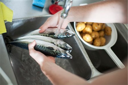 simsearch:6102-07602900,k - Hands washing fish Photographie de stock - Premium Libres de Droits, Code: 6102-08995511