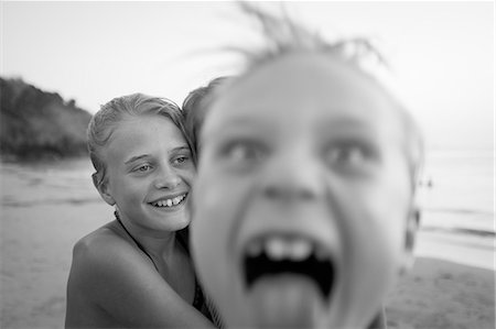 simsearch:6102-03905903,k - Happy children on beach Photographie de stock - Premium Libres de Droits, Code: 6102-08995683