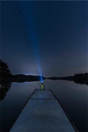 Person with headlight on jetty Photographie de stock - Premium Libres de Droits, Code: 6102-08995723