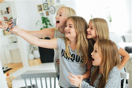 simsearch:6102-03748559,k - Happy girls taking selfie Photographie de stock - Premium Libres de Droits, Code: 6102-08995948