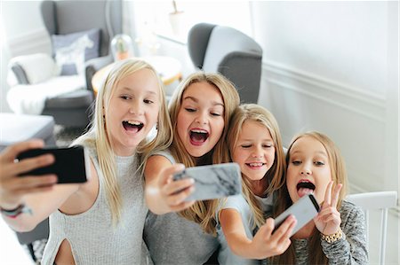 simsearch:6102-03748559,k - Happy girls taking selfie Photographie de stock - Premium Libres de Droits, Code: 6102-08995950