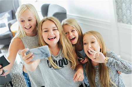 simsearch:6102-03748559,k - Happy girls taking selfie Photographie de stock - Premium Libres de Droits, Code: 6102-08995951