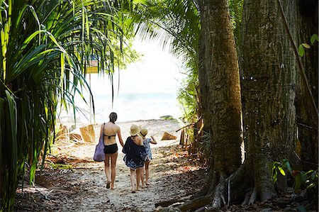 simsearch:6102-08761638,k - Mother with daughters walking at beach Foto de stock - Royalty Free Premium, Número: 6102-08995984