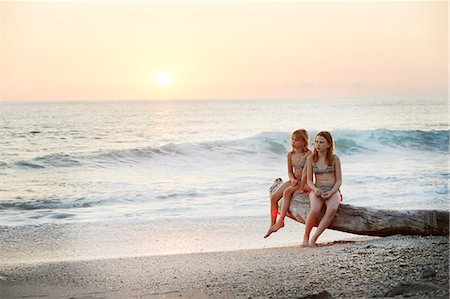 Girls on beach at sunset Foto de stock - Sin royalties Premium, Código: 6102-08995985