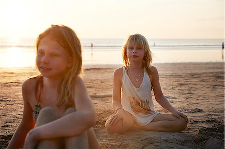 Girls on beach at sunset Photographie de stock - Premium Libres de Droits, Code: 6102-08995989