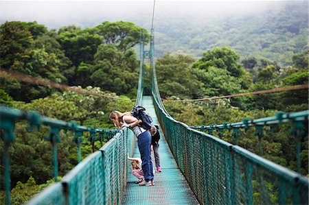 ecoturismo - Mother with daughters on hanging bridge Foto de stock - Sin royalties Premium, Código: 6102-08996070