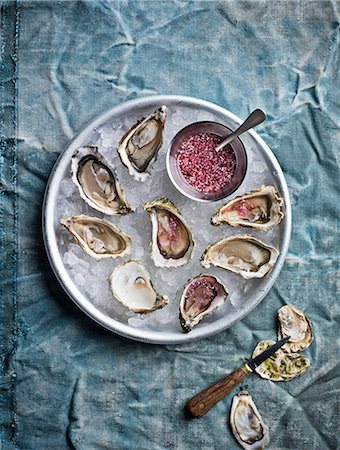 schalentier - Oysters on ice Photographie de stock - Premium Libres de Droits, Code: 6102-08996129