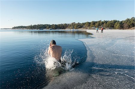 simsearch:6102-08120609,k - Man jumping into freezing cold water Photographie de stock - Premium Libres de Droits, Code: 6102-08996235