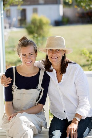 simsearch:6102-06470809,k - Portrait of mother and teenage daughter Photographie de stock - Premium Libres de Droits, Code: 6102-08996382