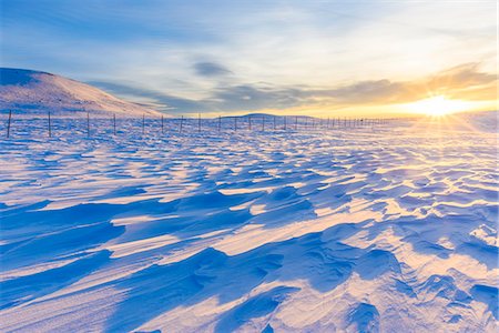 snow landscape - Winter landscape at sunrise Foto de stock - Sin royalties Premium, Código: 6102-08996397