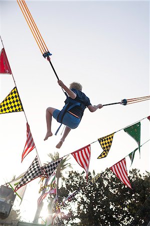 Boy jumping on trampoline Foto de stock - Sin royalties Premium, Código: 6102-08996457