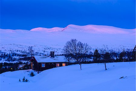 simsearch:6102-08996478,k - Mountain cabin in winter landscape Photographie de stock - Premium Libres de Droits, Code: 6102-08996487