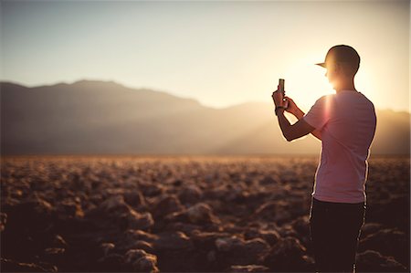 Man photographing desert Stock Photo - Premium Royalty-Free, Code: 6102-08996424