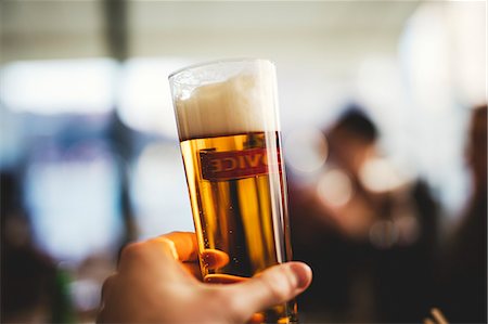 quaff - Hand holding beer in glass Photographie de stock - Premium Libres de Droits, Code: 6102-08996515