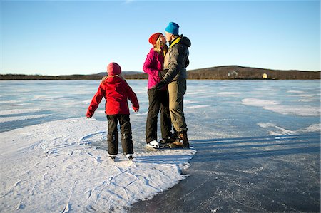 simsearch:6102-07768856,k - Parents with daughter skating on frozen lake Photographie de stock - Premium Libres de Droits, Code: 6102-08996641