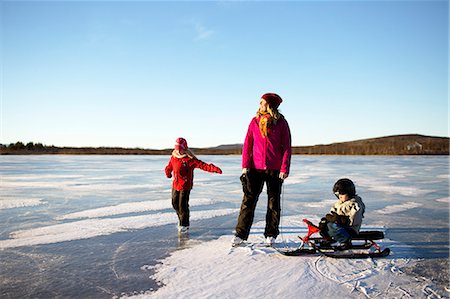 simsearch:6102-08996638,k - Mother with children skating on lake Photographie de stock - Premium Libres de Droits, Code: 6102-08996645