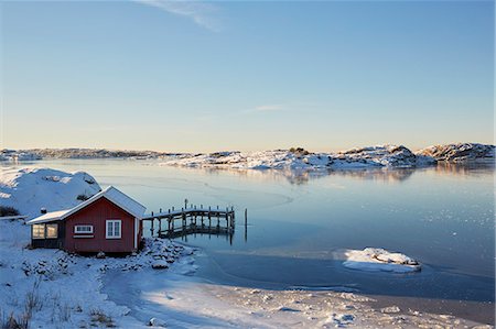 Winter landscape with lake and boat house Stock Photo - Premium Royalty-Free, Code: 6102-08996675