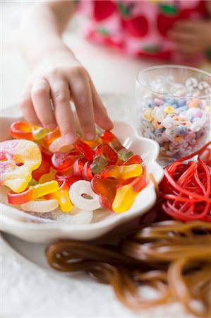 simsearch:6102-08001281,k - Girl making candy jewelry Stock Photo - Premium Royalty-Free, Code: 6102-08996682