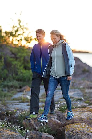 simsearch:6102-08271758,k - Couple walking on rocky coast Photographie de stock - Premium Libres de Droits, Code: 6102-08996623
