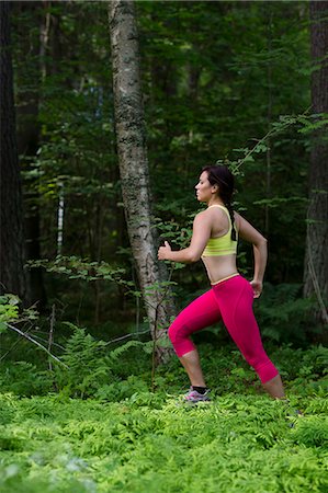 simsearch:6102-08995190,k - Young woman jogging in forest Foto de stock - Sin royalties Premium, Código: 6102-08996703