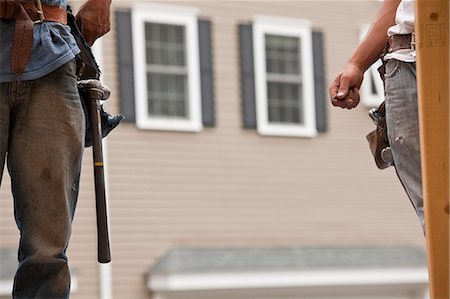 Deux charpentiers avec ceinture d'outil à une maison en construction Photographie de stock - Premium Libres de Droits, Code: 6105-05395994