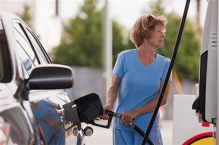 pumpenbock - Frau Füllung Auto an einer Tankstelle Stockbilder - Premium RF Lizenzfrei, Bildnummer: 6105-05395913