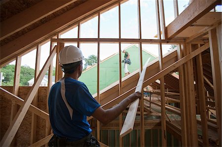 simsearch:6105-05396224,k - Hispanic carpenters bringing construction trim strip up to roof of a house under construction Foto de stock - Sin royalties Premium, Código: 6105-05396189