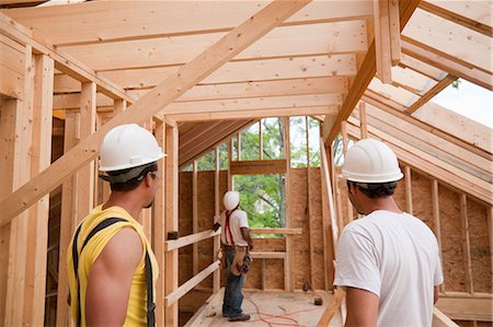 structure (construction) - Charpentiers hispaniques étudier leur travail sur l'encadrement à une maison en construction Photographie de stock - Premium Libres de Droits, Code: 6105-05396130