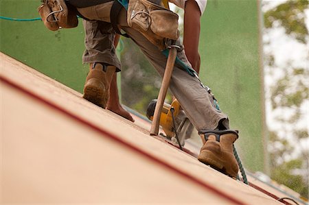 sägen - Hispanische Zimmermann mit einer Kreissäge auf Dach-Panel in einem Haus im Bau Stockbilder - Premium RF Lizenzfrei, Bildnummer: 6105-05396298