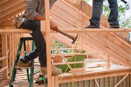 simsearch:6105-05396224,k - Hispanic carpenters working on upper floor from a beam at a house under construction Foto de stock - Sin royalties Premium, Código: 6105-05396214