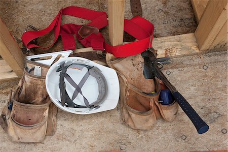 Gros plan de la ceinture à outils avec des outils et un casque sur un chantier Photographie de stock - Premium Libres de Droits, Code: 6105-05396215