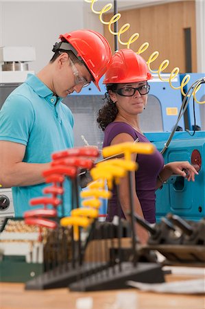 simsearch:6105-05396361,k - Engineering students working in a CNC machine lab Fotografie stock - Premium Royalty-Free, Codice: 6105-05396363