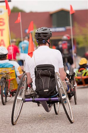 Man with spinal cord injury participating in a tricycle race Foto de stock - Sin royalties Premium, Código: 6105-05396306