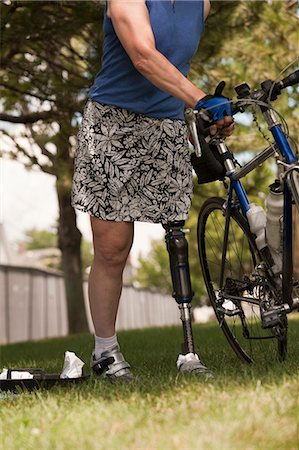 Woman with prosthetic leg preparing for bike race Foto de stock - Sin royalties Premium, Código: 6105-05396318