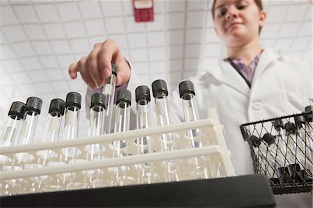 Chercheur organisant des tubes à essai dans un rack dans le laboratoire de l'usine de traitement de l'eau Photographie de stock - Premium Libres de Droits, Code: 6105-05396452