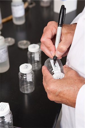 Scientist labeling the sample bottles in the laboratory of water treatment plant Foto de stock - Sin royalties Premium, Código: 6105-05396456