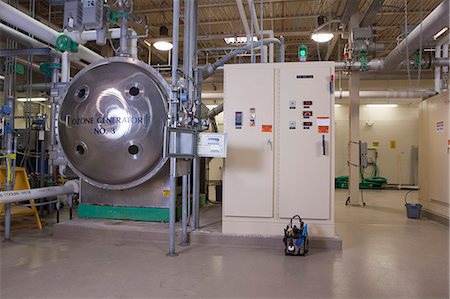 Générateur d'ozone dans une usine de traitement de l'eau Photographie de stock - Premium Libres de Droits, Code: 6105-05396423